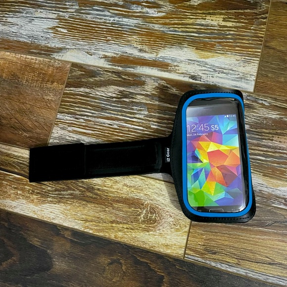i2 Gear Other - i2 Gear Running Exercise Armband for Phone or iPod